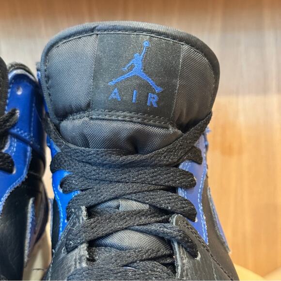 Nike Air Jordan Mid 1 Hyper Royal Boys size 6Y - Picture 3 of 9